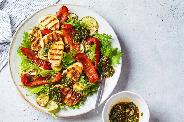 Grillezett Halloumi Sajtsaláta Sült Zöldségekkel Mustáröntetekkel Felülnézet Másolás Kényelmes Élelmiszer — Stock Fotó