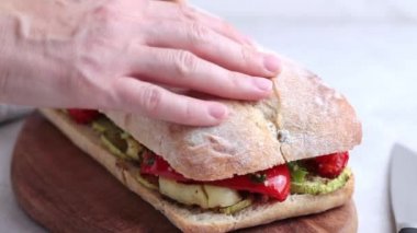 Izgara sebzeli, peynirli ve ciabattalı sandviç yapıyorum. Vejetaryen yemek konsepti.