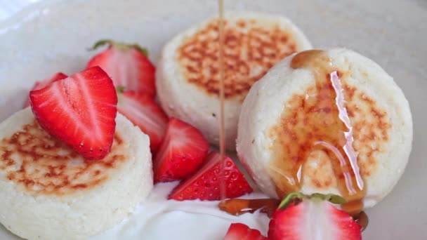 Homemade cottage cheese fritters - syrniki with strawberries and yogurt. — Vídeo de stock