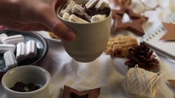 Karácsonyi vagy újévi ünnepi háttér. Forró csokoládé vagy kakaó mályvacukorral — Stock videók