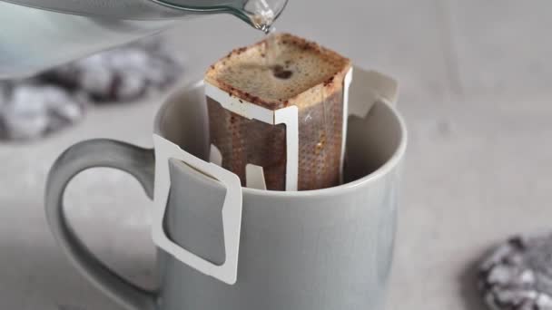 Fazendo café com saco de café gotejamento em copo cinza. — Vídeo de Stock