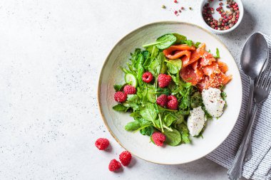 Tuzlu somon, ricotta ve ahududu soslu yaz salatası. Sağlıklı vejetaryen gıda konsepti.