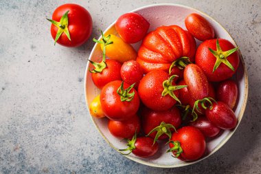 Taze kırmızı ve sarı domates arka plan, üst manzara, kopyalama alanı. Yaz hasat konsepti.