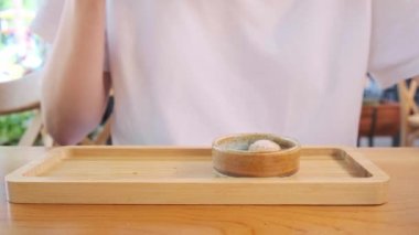 Kafede Türk kahvesi içen bir kadın. Bir yaz restoranında kadın ellerinde bir fincan espresso..