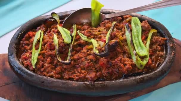 Heiße Fleischauflauf-Moussaka auf einem Tisch in einem Restaurant. Konzept der griechischen oder türkischen Küche. — Stockvideo