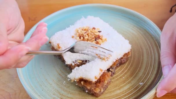 キブリスタトリシ-キプロスケーキ-ミルクプリンとトルコのデザート — ストック動画