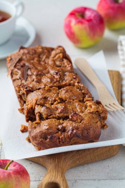 Tahtada elma ekmeği. Sonbahar meyveli turtası, gri arka plan.