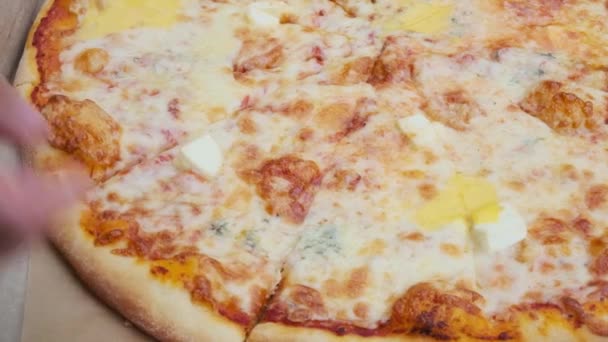 Pizza z serem, jedząc rękami z pudełka. — Wideo stockowe