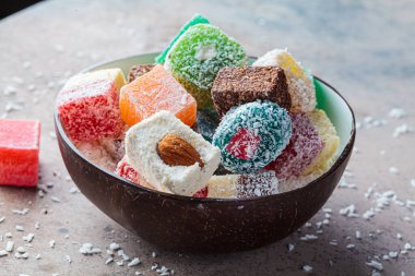 Hindistancevizi kasesinde farklı türde Türk zevki, koyu arkaplan.