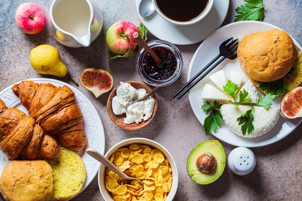 Mesa Desayuno Con Copos Maíz Cruasanes Fruta Queso Una Taza —  Fotos de Stock