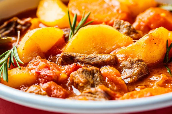 Guisado Carne Com Batatas Cenouras Molho Tomate Panela Vermelha Fundo — Fotografia de Stock