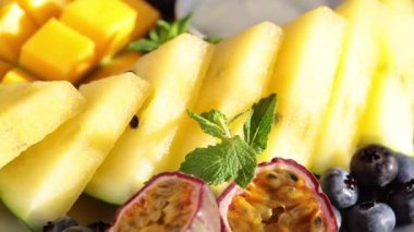 Taze tropikal meyve şarküteri tatlı otlatma tabağı beyaz tabakta. 