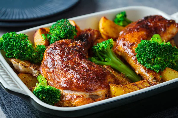 Oven Dipanggang Kaki Ayam Dengan Kentang Brokoli Dan Bawang Putih — Stok Foto