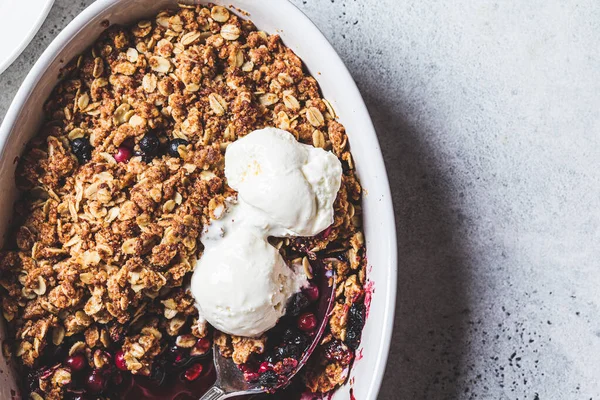 Berry Crumble Pie Baking Dish Scoop Ice Cream Gray Background — Stock Photo, Image