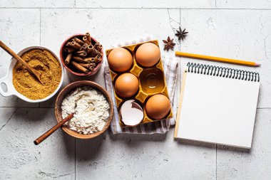 Noel pastası arka planı, en iyi manzara. İçindekiler - un, şeker, tarçın, tatlı yapmak için yumurta.