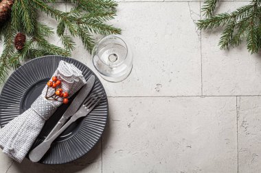 Noel arkaplanı, servis tabakları, şarap kadehleri, fotokopi odası. Firavun dalları gri arkaplanda çerçeve.