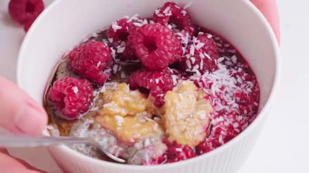 Budín de chía con frambuesas, mantequilla de maní y coco. — Vídeos de Stock