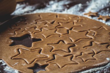 Noel yemeği konsepti. Yıldızlar için çiğ hamur zencefilli kurabiye..