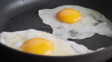 Tavada yumurta kızartma. Kahvaltı konsepti.