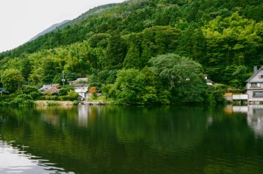 Dağlardaki güzel göl manzarası