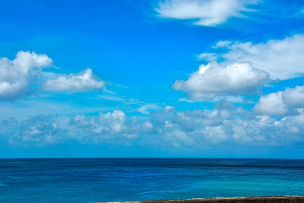 Beyaz bulutlu güzel tropikal bir manzara.