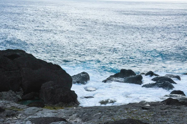 Dalgalar, doğa ve seyahat geçmişiyle güzel bir deniz manzarası.