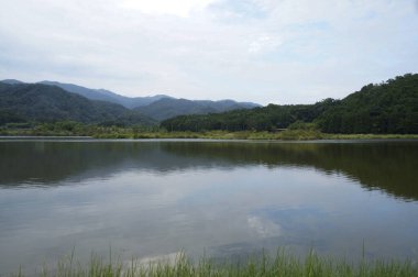 Dağlardaki güzel göl manzarası