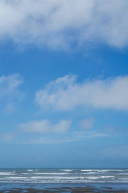 Bulutlu mavi gökyüzünün güzel deniz manzarası