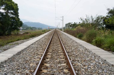 Kırsal bölgedeki tren yolu.