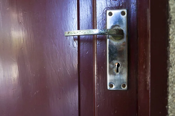 Metal bir kapının kolu.