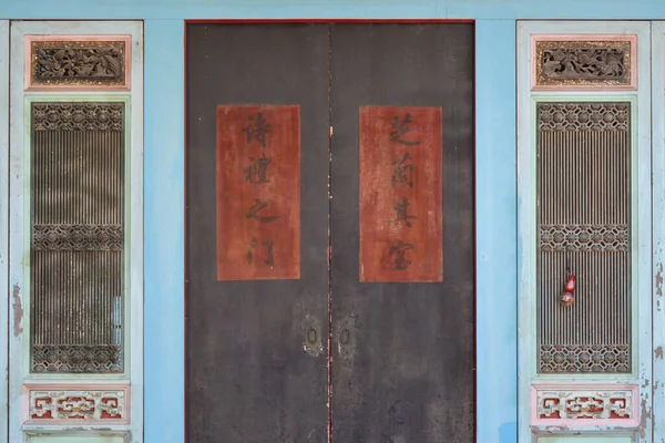 Tayland tarzında eski bir kapı