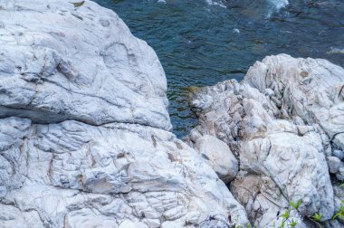 Dağ deresine su sıçrıyor.