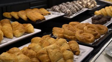 Otelin kahvaltı büfesini kapatıyoruz. Yanında taze kruvasan tatlı çörekler ve tepsilerde hamur işleri var. Konukseverlik ortamında self servis sabah yemeği seçimi.