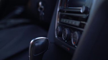 Arabanın torpido gözündeki klima kontrol düğmesini kapatıyorum. Araba kullanırken klima ve sıcaklık ayarlarıyla modern araç içi
