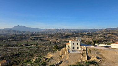 İspanyol kırsalının panoramik manzarası tepe üzerinde beyaz ev ve mavi gökyüzü kırsal Akdeniz doğa seyahati ve emlak kavramı