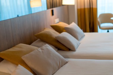 Rahat, modern otel odası çift yataklı yumuşak yastıklar sıcak ışık ve temiz iç konaklama konaklama konaklama konaklama ve seyahat konsepti