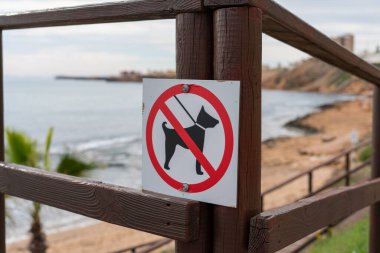 Sahil ve deniz kenarındaki ahşap çitlerde köpeklerin uyarı levhası koymasına izin verilmiyor. Kamu yasağı, konsept güvenlik yönetmeliği ve hayvan yasağı.