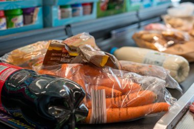 Süpermarket kasasında paketlenmiş sebzeler içecekler ve dondurulmuş yiyecekler günlük market alışverişi ve tüketici yaşam tarzı konsepti