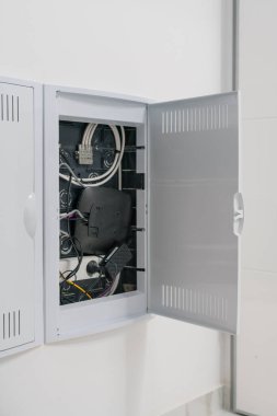 Elektrik kablosu ve ekipman ile elektrik dağıtım ve bakım sistemi kurulumu ve mühendislik konseptini kapatın.