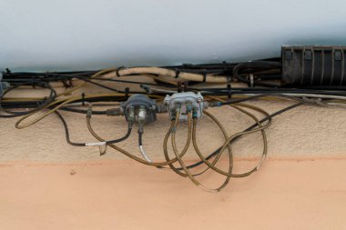 Dış telekomünikasyon kablo bağlantıları ve ayırıcılar ön cephe genişbant internet ve ağ altyapı bakım konseptine kurulmuştur