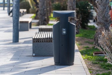 Şehir parkındaki umumi köpek çöplüğü ve poşet dağıtıcısı. Açık hava evcil hayvan atık istasyonu hijyen temizliği. Şehir ortamını ve altyapısını temizliyor.