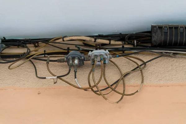 Dış telekomünikasyon kablo bağlantıları ve ayırıcılar ön cephe genişbant internet ve ağ altyapı bakım konseptine kurulmuştur