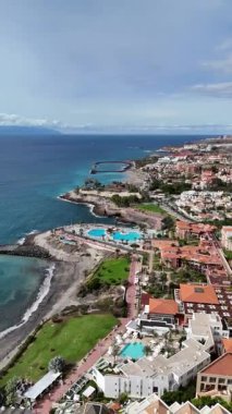 Costa Adeje sahil şeridinin insansız hava aracı görüntüsü tatil beldeleri havuz kenarları ve Tenerife Kanarya Adaları 'ndaki Atlantik okyanusu güneşli seyahat rotası