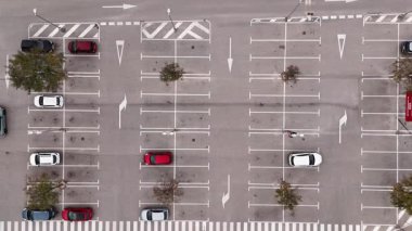 Yol işaretleri, yön okları ve birkaç park etmiş arabanın dikey hava aracı görüntüsü. Kentsel altyapı ve ulaşım kavramı.