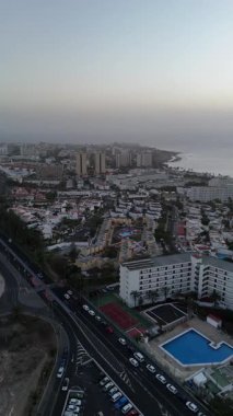Costa Adeje Tenerife 'nin hava aracı görüntüsü oteller kıyı şeridi okyanus ve şehir sokakları gün batımında İspanya' nın Kanarya Adaları 'nda.