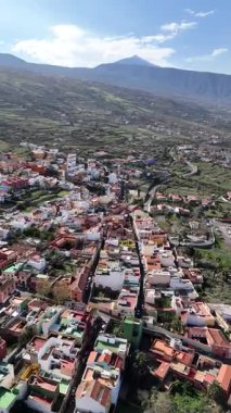 İnsansız hava aracı tarihi La Orotava caddelerini ve Teide volkanı ve yeşil vadi manzaralı renkli evleri Tenerife Kanarya Adaları 'nı görüyor.