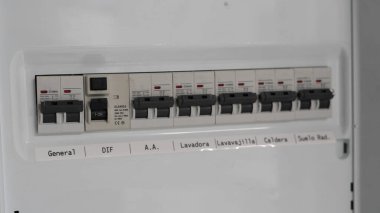Ev dağıtım panosu devre kesiciler ve cihazlar için etiketli anahtarlar elektrik güvenliği ve güç kontrol kavramı.
