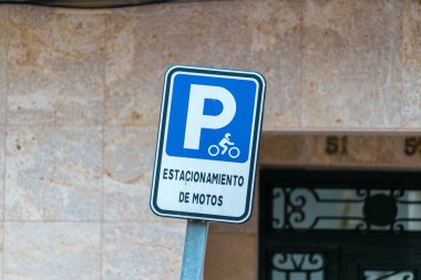 Şehir bölgesindeki motosiklet park levhasında İspanyolca yazı var. Şehir taşımacılığı altyapısı ve trafik düzenlemesi kavramı.