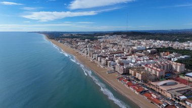 Guardamar del Segura kasabası ve Akdeniz 'deki kumlu plajın insansız hava görüntüsü, Costa Blanca, Alicante bölgesi, İspanya.
