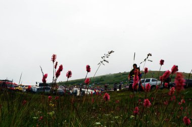Kırsal bir Türk dağ köyünün güzel manzarası. Dağları saran yeşil tepeler boyunca yayılmış evler ve dağlarda süzülen yumuşak bulutlar..